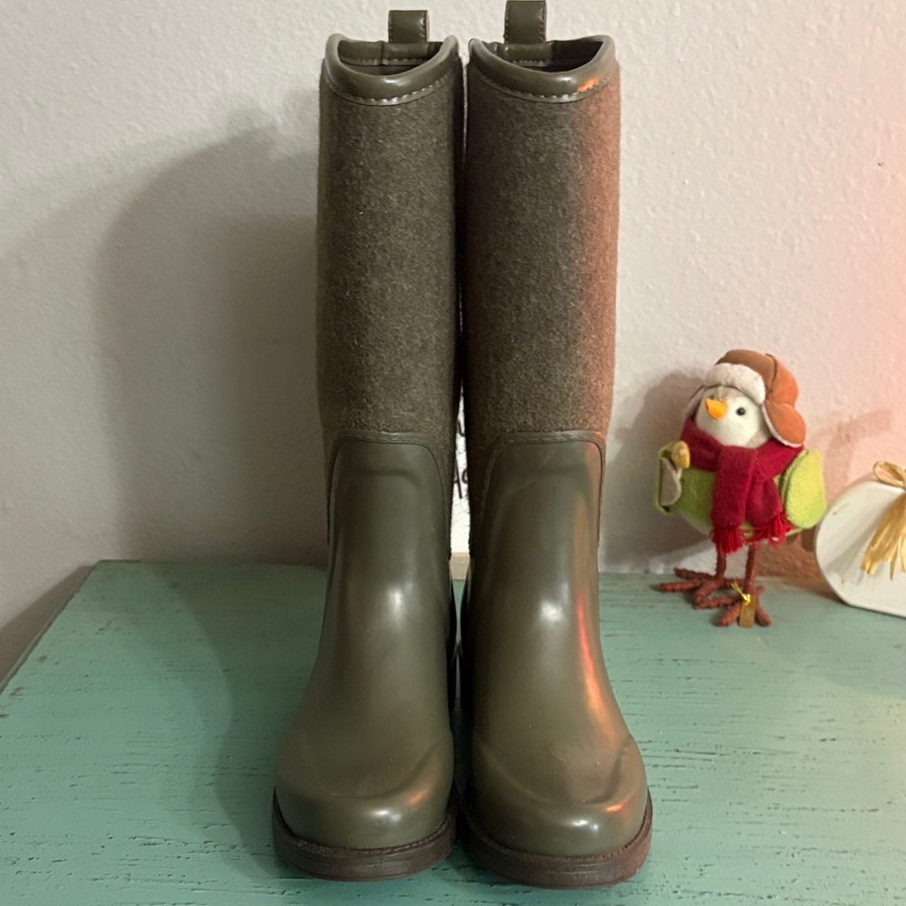 UGG Olive and Tan Boots SZ 6 box 73